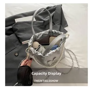 Affichage de la capacité intérieure du sac seau argenté avec parapluie et mobile