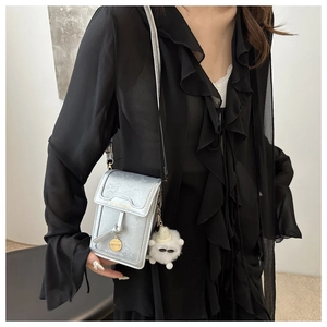 Mini borsa a tracolla argento con trama jacquard e ciondolo a pecora in peluche