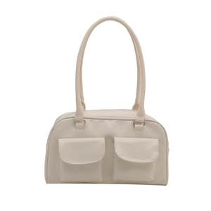Sac à épaule minimaliste en cuir beige avec deux poches à rabat et poignées rondes