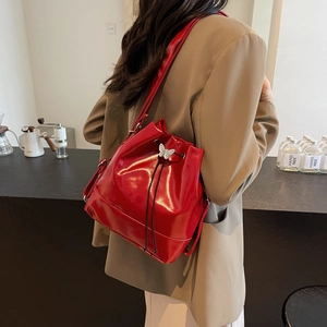 Sac seau rouge brillant à la mode avec motif papillon et cordon de serrage pour femmes