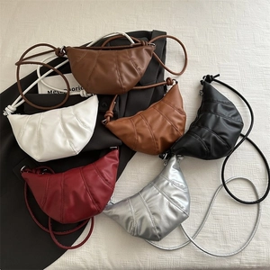 Sac Croissant en Cuir PU pour Femmes Sac à Épaule Lune Plissé Chic Minimaliste Sac Bandoulière Dumpling Couleur Unie Décontracté