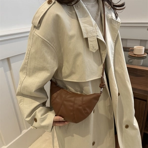 Sac bandoulière croissant marron chic avec texture en cuir plissé pour la mode d'automne