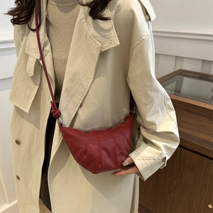 Sac bandoulière croissant en cuir rouge à la mode avec détail de nœud sur la bandoulière