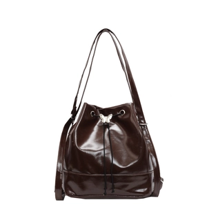 Sac seau marron foncé brillant à la mode avec boucle papillon argentée et fermeture à cordon