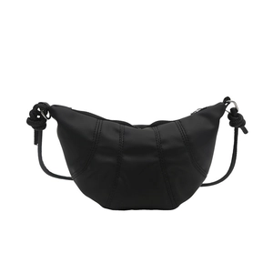 Sac croissant en cuir noir mat avec matelassage vertical et bandoulière à nœud élégant