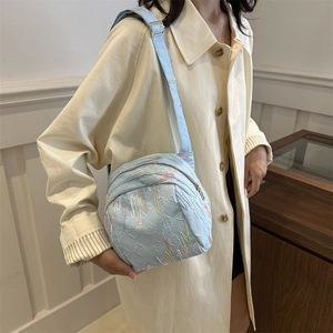Sac à bandoulière matelassé bleu clair avec broderie arc-en-ciel et sangle ajustable