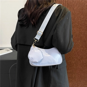 Borsa a tracolla azzurra in pelle con tracolla larga e portamonete rotondo coordinato