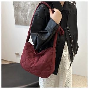 Détail du sac à bandoulière matelassé rouge foncé avec coutures en forme de cœur