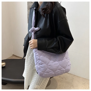 Détail du sac cabas matelassé lavande avec coutures en cœur et bandoulière à nœud