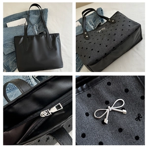 Detalle de cremallera, lazo metálico y patrones de lunares del bolso tote negro para mujer