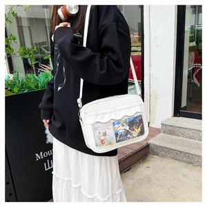 Dettaglio di una borsa ita bianca con finestra trasparente e bordi ondulati decorativi