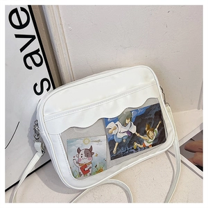 Dettaglio borsa bianca in pelle PU con finestra trasparente per schede decorative