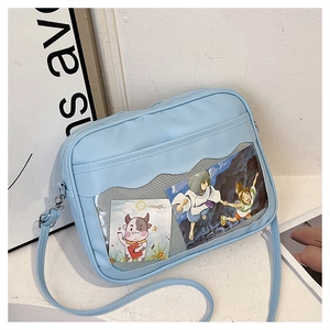 Dettaglio della borsa a tracolla in pelle PU azzurra con finestra in PVC trasparente