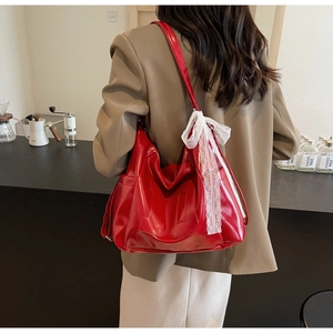 Détail du grand sac cabas rouge avec numéro 10 en relief et nœud en dentelle blanche