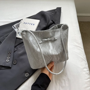 Grand cabas gris argenté avec texture plissée nacrée et petit nœud pour femme