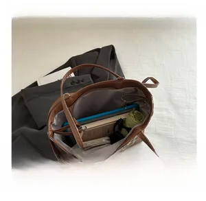 Détail de l'intérieur spacieux du cabas à carreaux avec tablette, parapluie et accessoires