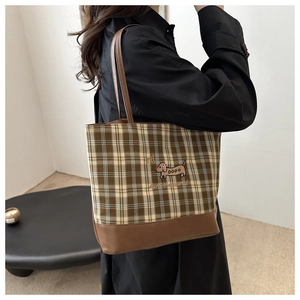 Détail du sac cabas en toile à carreaux avec broderie teckel et poignées en cuir
