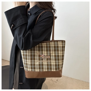 Vue détaillée du sac cabas à carreaux avec broderie teckel et base en cuir marron