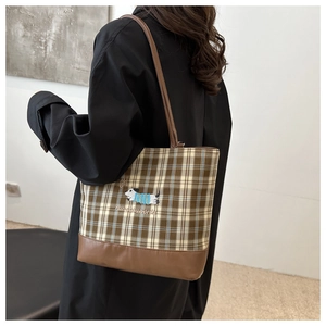 Détail du sac cabas à carreaux marron avec broderie de chien et fines bandoulières