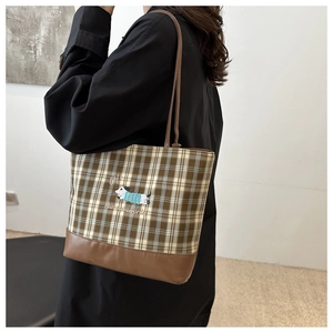 Détail du sac cabas à carreaux avec broderie teckel et bandoulière en cuir pour femmes