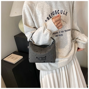 Détail d'un sac à main en toile grise à imprimé étoile et texte rich rabbit