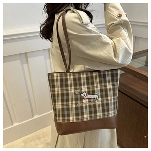 Détail du sac cabas en toile à carreaux avec lanières en cuir et broderie teckel