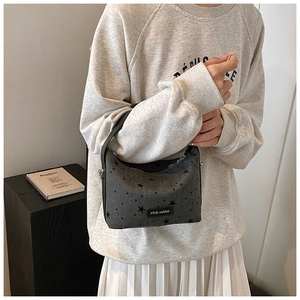 Vue détaillée du sac polochon gris avec étoiles noires et étiquette rich rabbit
