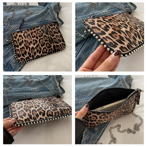 Détails du petit sac carré à imprimé léopard avec clous argentés et bandoulière