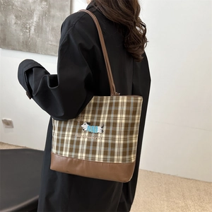 Sac cabas à carreaux classique avec broderie chien de dessin animé et bandoulière cuir