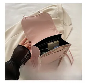 Roze rugzak met flap en binnenruimte voor telefoon, met geruit zakdetail