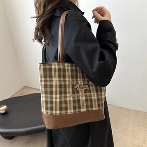 Sac fourre-tout à carreaux classiques avec broderie teckel et bandoulière en cuir marron