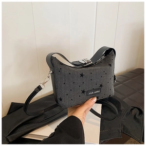 Détail du sac bandoulière gris avec étoiles noires et étiquette Rich Rabbit