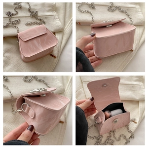 Détail du mini sac chaîne effet marbre rose montrant le rangement pour un rouge à lèvres
