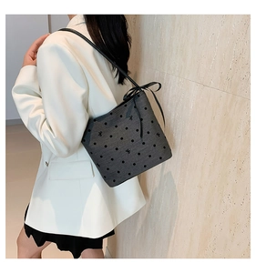 Borsa a spalla in tela a pois con ricamo a fiocco e dettaglio chiusura con coulisse