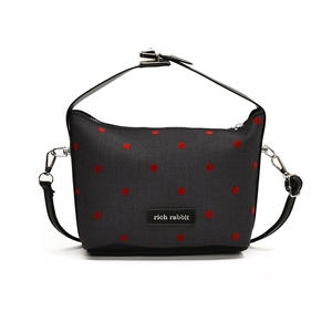 Sac bandoulière minimaliste noir à pois rouges avec garniture en argent poli