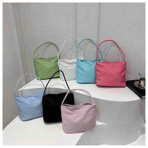 Sacs cabas en nylon chic en sept couleurs avec de jolis détails brodés liberty et mode