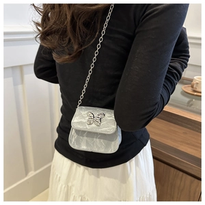 Mini sac argenté avec texture métallisée froissée et boucle papillon en métal