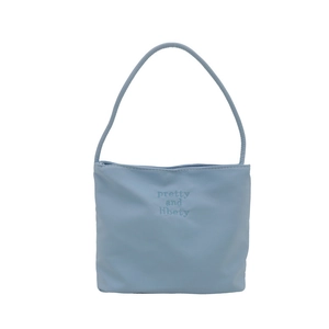 Sac à main en nylon bleu clair avec broderie élégante sur fond blanc minimaliste