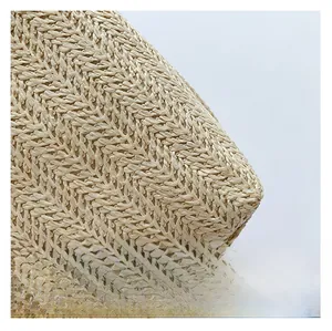 Gros plan sur le tissage serré en chevrons de ce sac cabas élégant en paille tressée