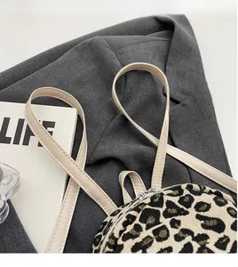 Dettaglio dello zaino leopardato con tessuto testurizzato, spalline beige e cerniera