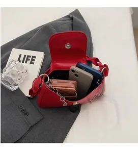 Vue intérieure d'un sac bandoulière rouge en cuir avec rangement pour téléphone et portefeuille