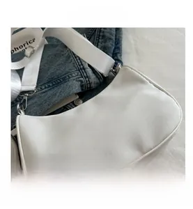 Detail der weißen Nylon-Halbmondtasche mit breitem Logo-Gurt und feiner Textur