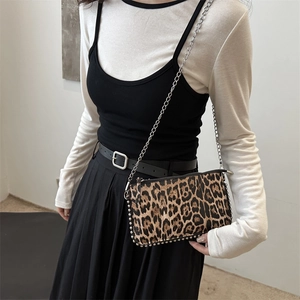 Sac bandoulière tendance imprimé léopard avec chaîne argentée et rivets pour femme