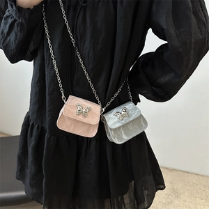 Mini sacs bandoulière avec boucle papillon en métal et chaîne argentée pour femme