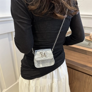 Mini sac argenté métallisé avec texture plissée et chaîne papillon en argent