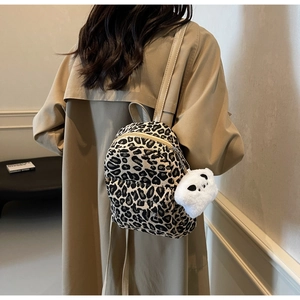 Dettaglio mini zaino leopardato con un simpatico ciondolo a forma di panda sul lato