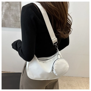 Detailansicht der weißen Nylon-Sichelbag mit breitem Gurt und abnehmbarem Rundbeutel