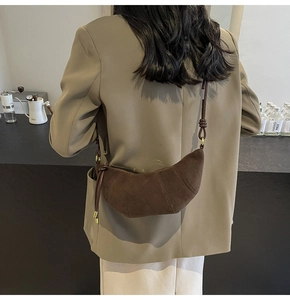 Braune Croissant-Tasche aus Wildleder als Umhängetasche mit matter Ledertextur