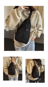 Vues détaillées du sac de poitrine en nylon noir imperméable avec sangle réglable
