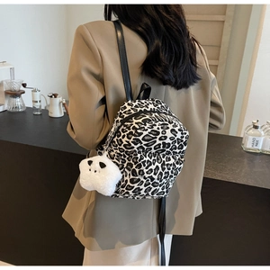 Dettaglio di uno zaino leopardato alla moda con ciondolo a stella su una modella